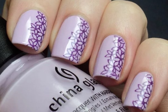 Manucure lilas avec rose, argent, avec strass, verre brisé, dégradé