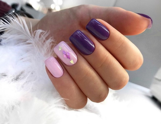 Manucure lilas avec rose, argent, avec strass, verre brisé, dégradé