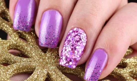 Manicure lilás com rosa, prata, com strass, vidro quebrado, gradiente