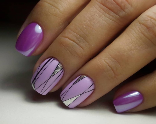 Manucure lilas avec rose, argent, avec strass, verre brisé, dégradé