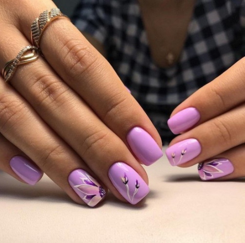 Manucure lilas avec rose, argent, avec strass, verre brisé, dégradé