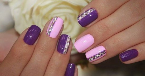 Manicure lilás com rosa, prata, com strass, vidro quebrado, gradiente