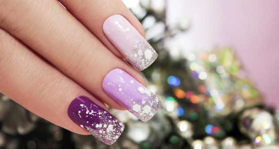 Manucure lilas avec rose, argent, avec strass, verre brisé, dégradé