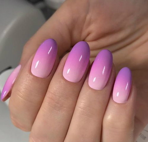 Manucure lilas avec rose, argent, avec strass, verre brisé, dégradé