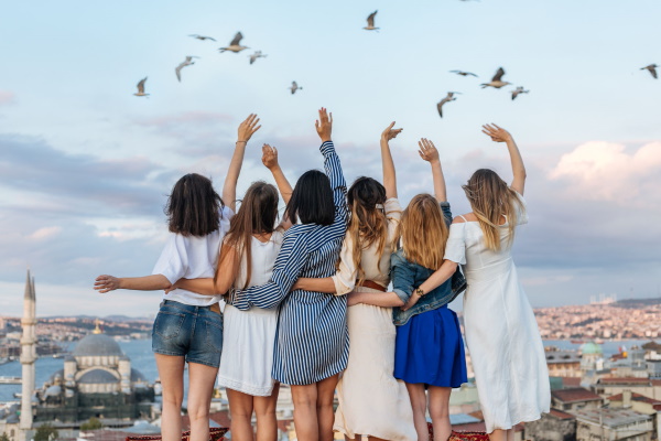 Hen-party. Idei, scenarii de petrecere a burlacilor, cadouri, concursuri, ședințe foto, teme originale pentru casă, opțiuni de călătorie