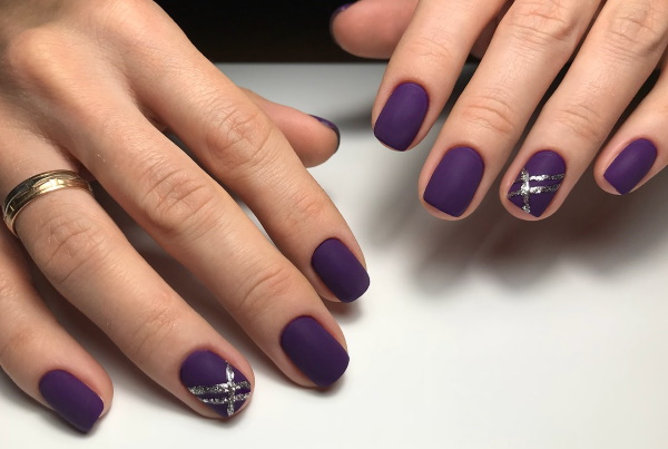 Manicure com cor roxa. Verniz de foto gel para unhas compridas, curtas e afiadas. Novos itens