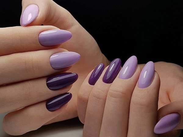 Manicure com cor roxa. Verniz de foto gel para unhas compridas, curtas e afiadas. Novos itens