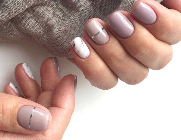 Manicure em cores claras para unhas curtas. Foto, desenhos, com uma imagem