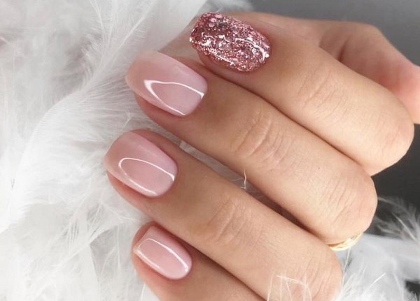 Manicure em cores claras para unhas curtas. Foto, desenhos, com uma imagem