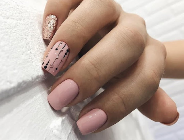 Manicure em cores claras para unhas curtas. Foto, desenhos, com uma imagem