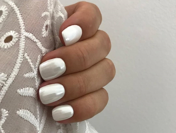 Manicure em cores claras para unhas curtas. Foto, desenhos, com uma imagem