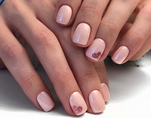 Manicure em cores claras para unhas curtas. Foto, desenhos, com uma imagem