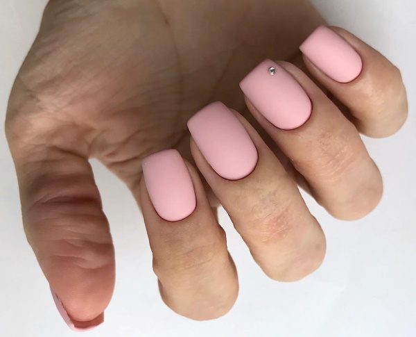 Manicure em cores claras para unhas curtas. Foto, desenhos, com uma imagem