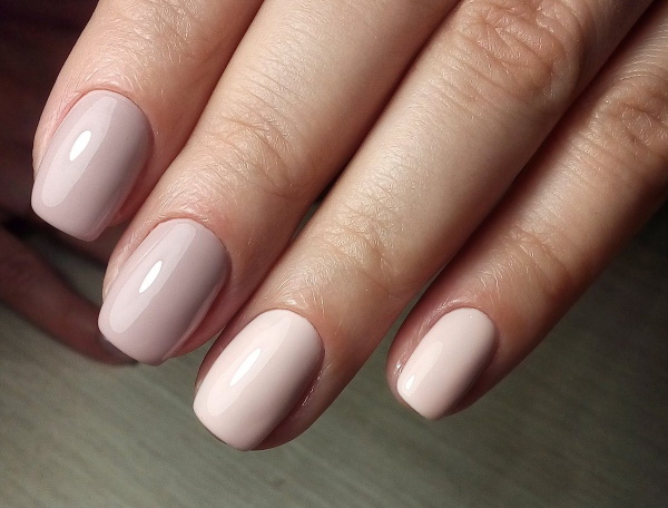 Manicure em cores claras para unhas curtas. Foto, desenhos, com uma imagem