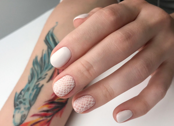 Manicure em cores claras para unhas curtas. Foto, desenhos, com uma imagem