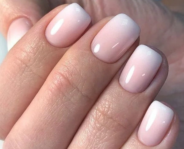 Manicure em cores claras para unhas curtas. Foto, desenhos, com uma imagem