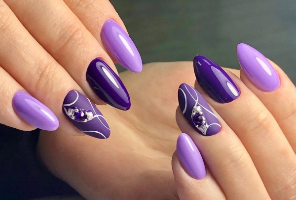 Desenho de unhas lilás. Foto com strass, roxo com flores, padrão