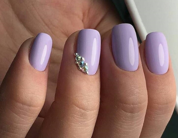 Desenho de unhas lilás. Foto com strass, roxo com flores, padrão