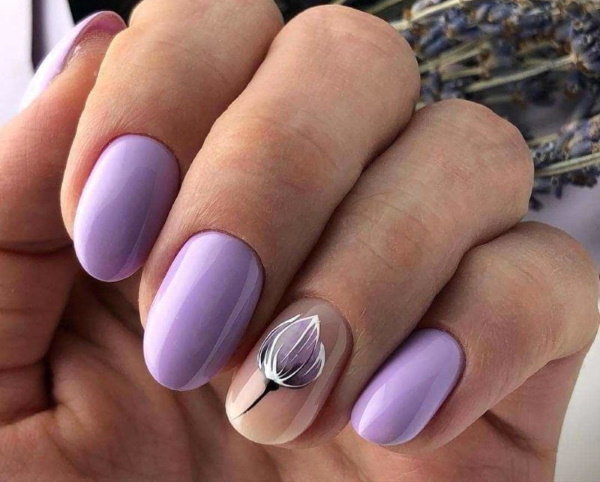 Conception des ongles lilas. Photo avec strass, violet avec des fleurs, motif