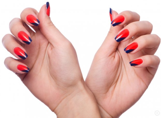 Combinação de vermelho e azul. Foto na roupa, manicure