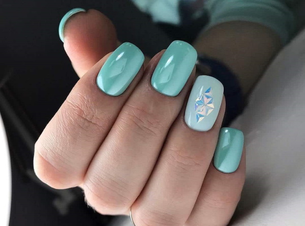 Combinaison avec une couleur turquoise dans les vêtements, les ongles. Photo, palette