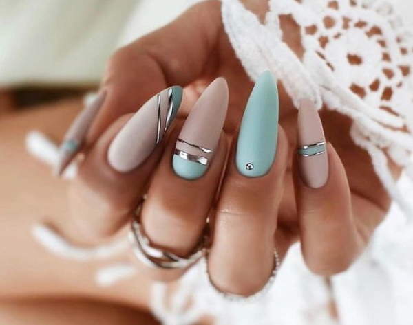 Combinaison avec une couleur turquoise dans les vêtements, les ongles. Photo, palette