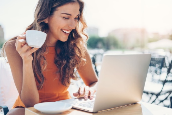 Status ousado para meninas para VK com um significado sobre você, amada, amor, zombeteira