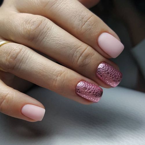 Manicure de espuma (unhas de bolhas) com bolhas de ar, sabão, volumoso. Foto como desenhar unhas