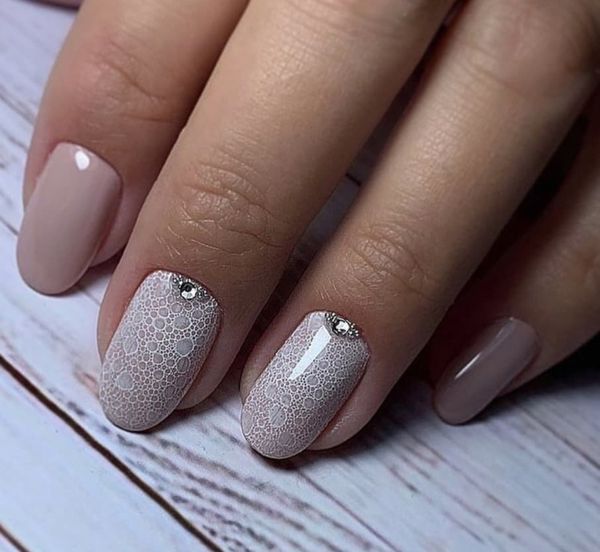 Manicure de espuma (unhas de bolhas) com bolhas de ar, sabão, volumoso. Foto como desenhar unhas