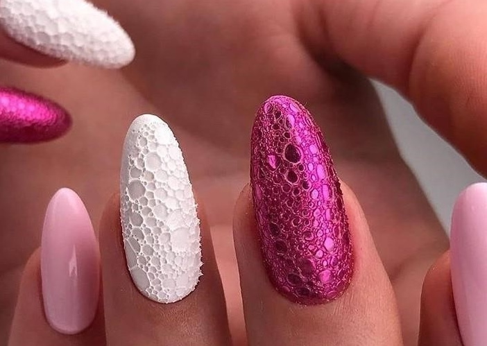 Manicure de espuma (unhas de bolhas) com bolhas de ar, sabão, volumoso. Foto como desenhar unhas