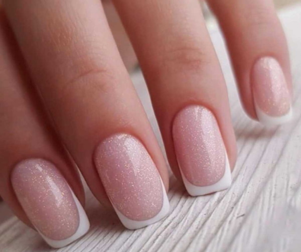 Manicure francesa com fricção. Fotos, tendências da moda, novos itens 2024