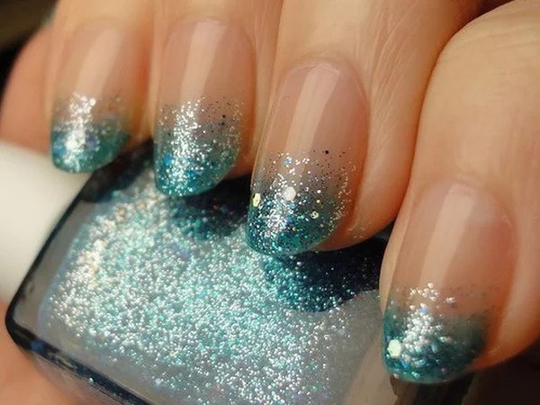 Manicure em unhas ovais. Foto com brilhos, tons delicados com estampa, strass, fricção, inscrições