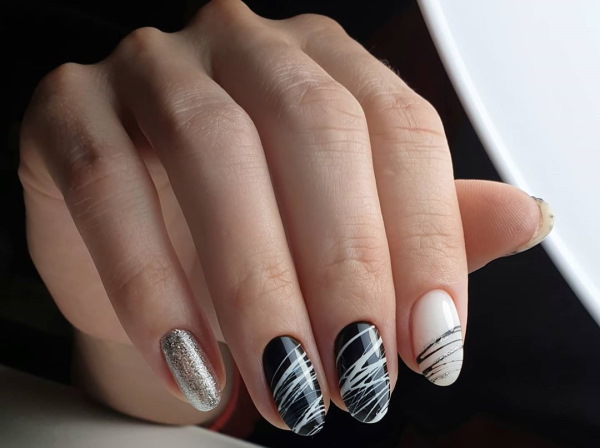 Manicure em unhas ovais. Foto com brilhos, tons delicados com estampa, strass, fricção, inscrições