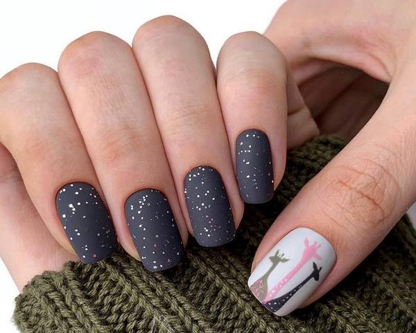 Manicure em unhas ovais. Foto com brilhos, tons delicados com estampa, strass, fricção, inscrições