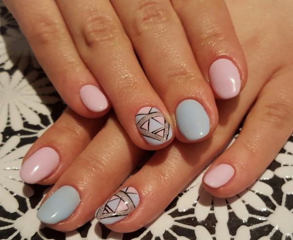 Manicure em unhas ovais. Foto com brilhos, tons delicados com estampa, strass, fricção, inscrições