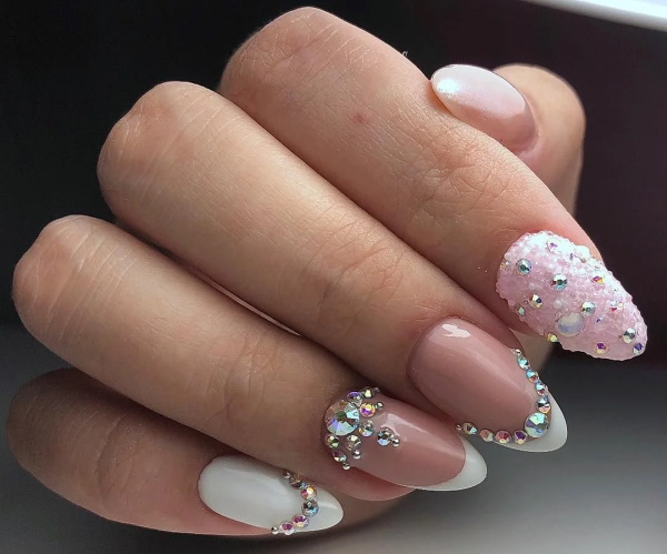 Manicure em unhas ovais. Foto com brilhos, tons delicados com estampa, strass, fricção, inscrições