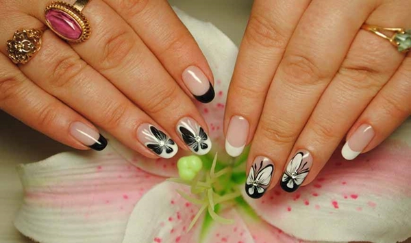 Manicure em unhas ovais. Foto com brilhos, tons delicados com estampa, strass, fricção, inscrições