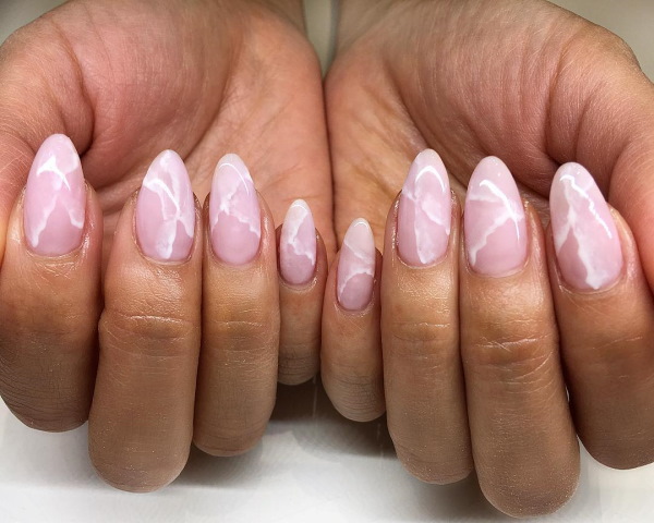 Manicure em mármore com esmalte gel para unhas curtas e longas. Foto, desenho