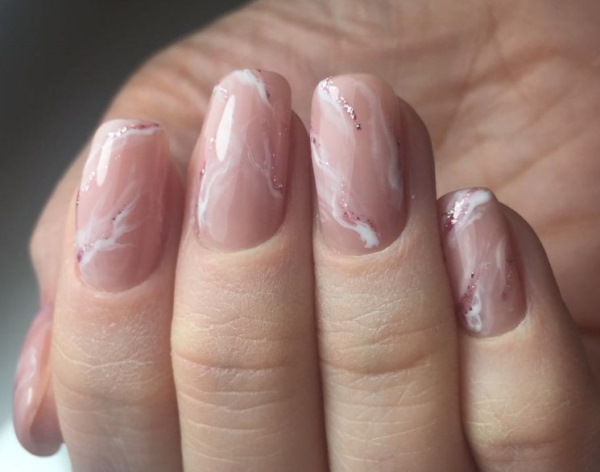 Manicure em mármore com esmalte gel para unhas curtas e longas. Foto, desenho