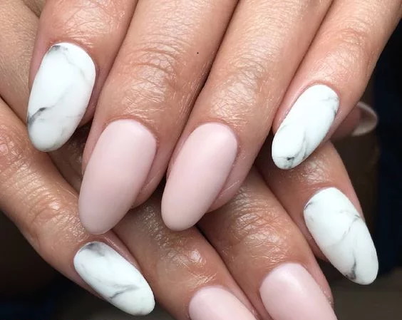 Manicure em mármore com esmalte gel para unhas curtas e longas. Foto, desenho