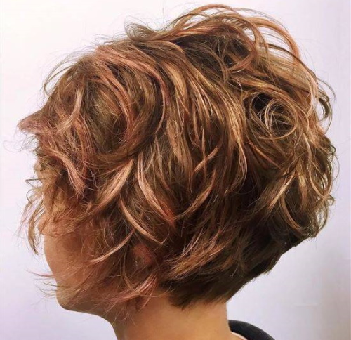 Corte de cabelo italiano para cabelos curtos com e sem franja. Foto de um rosto redondo e oval