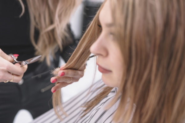 Corte de cabelo italiano para cabelos curtos com e sem franja. Foto de um rosto redondo e oval