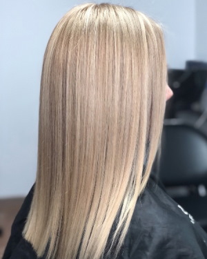 Cabelo loiro quente. Foto com raízes escuras, tonalidade rosa, tinta