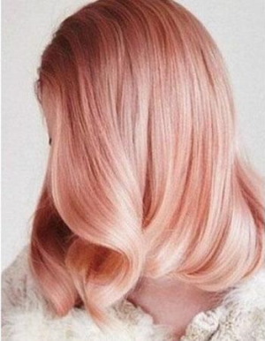 Cabelo loiro quente. Foto com raízes escuras, tonalidade rosa, tinta