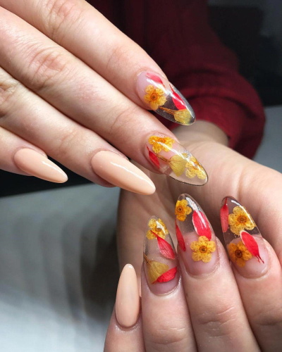 Desenho de aquário nas unhas. Foto, técnica para iniciantes com brilhos, flores secas, água dentro