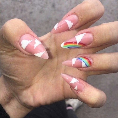 Manicure com nuvens, brilhos, arco-íris, rosa, azul. Uma foto