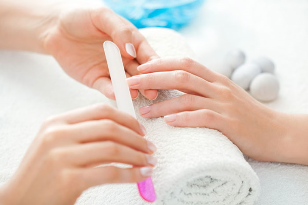 Manicure com nuvens, brilhos, arco-íris, rosa, azul. Uma foto