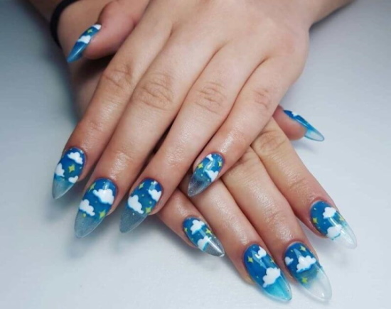 Manicure com nuvens, brilhos, arco-íris, rosa, azul. Uma foto