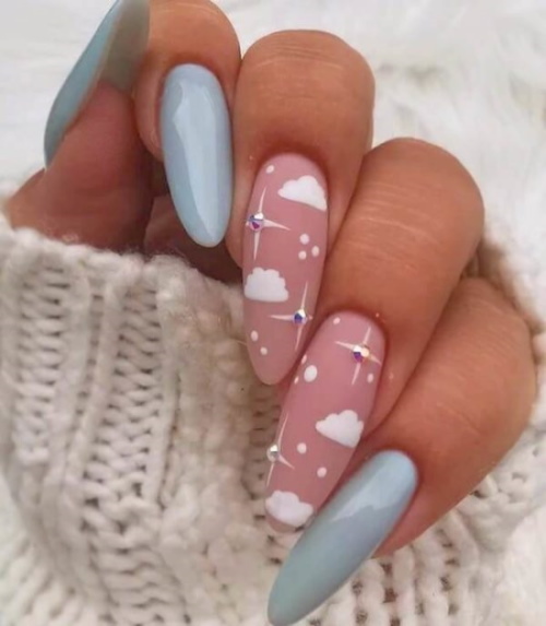 Manicure com nuvens, brilhos, arco-íris, rosa, azul. Uma foto