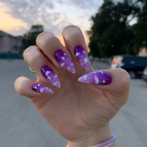 Manicure com nuvens, brilhos, arco-íris, rosa, azul. Uma foto